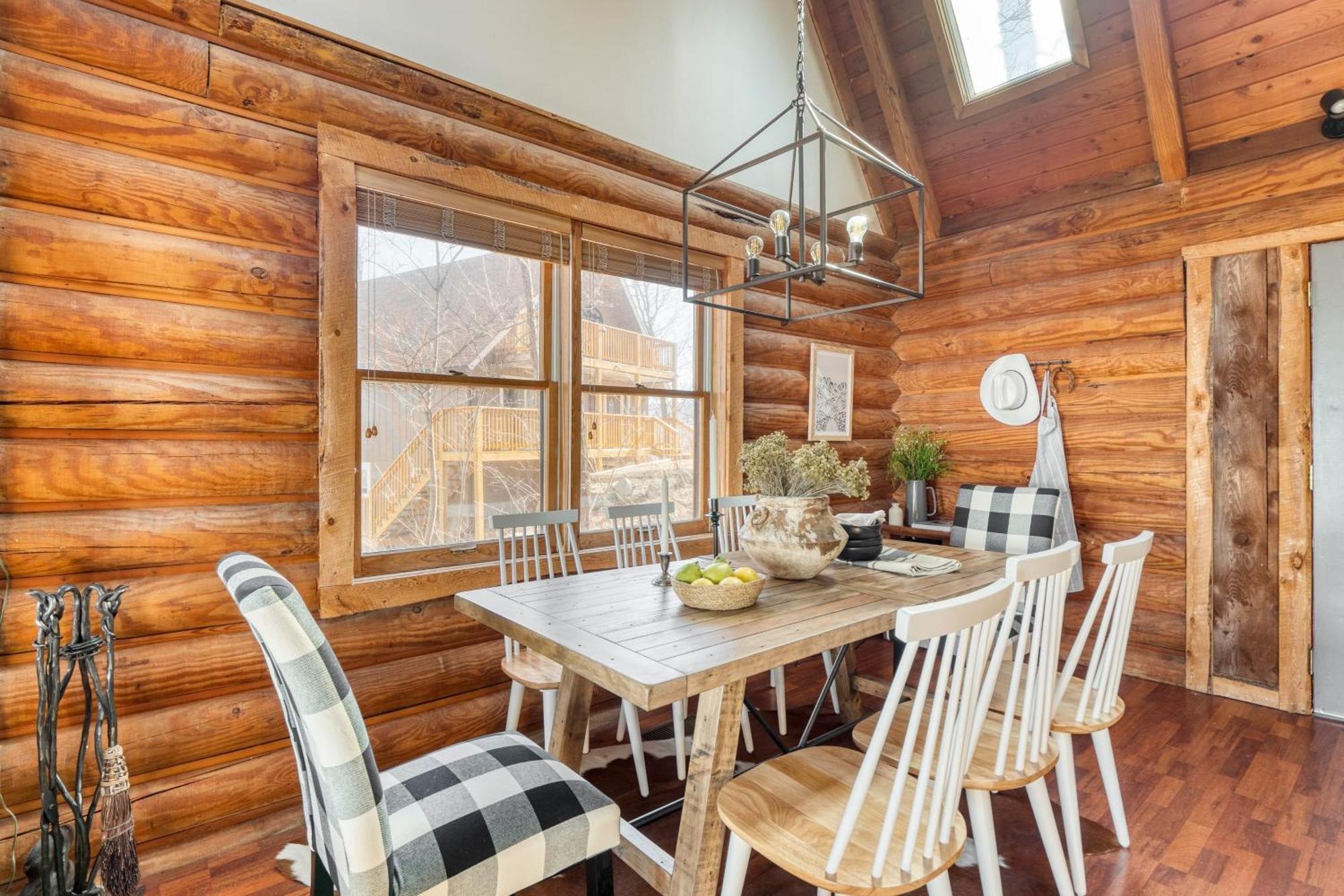 Hébergement de vacances Pine Needle By Avantstay Log W Gorgeous Views Hot Tub Patio Pool Table Gatlinburg